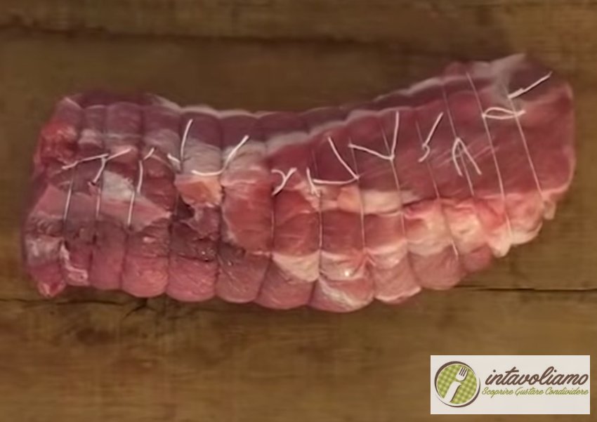 capocollo del maiale legato con spago da cucina