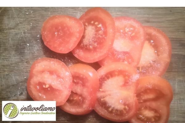 insalata caprese pomodori affettati